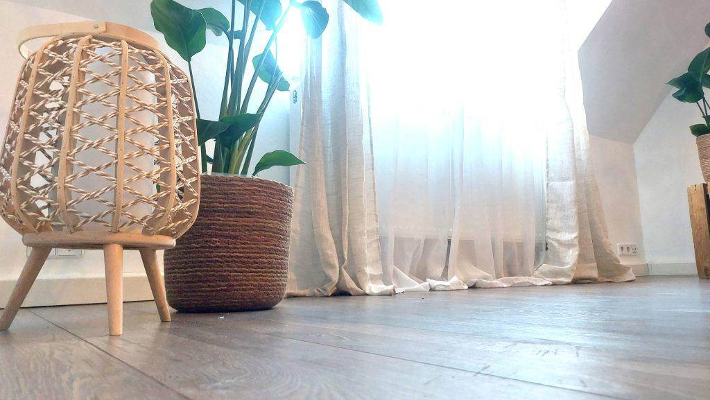 Detailaufnahme, mit Pflanzen und Lampe