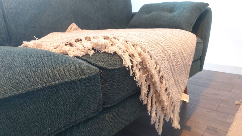 Nahaufnahme Couch, mit gemütlicher Decke