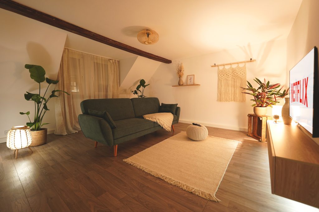 Wohnzimmer der Unterkunft in abendlicher Beleuchtung, mit Smart-TV und Netflix