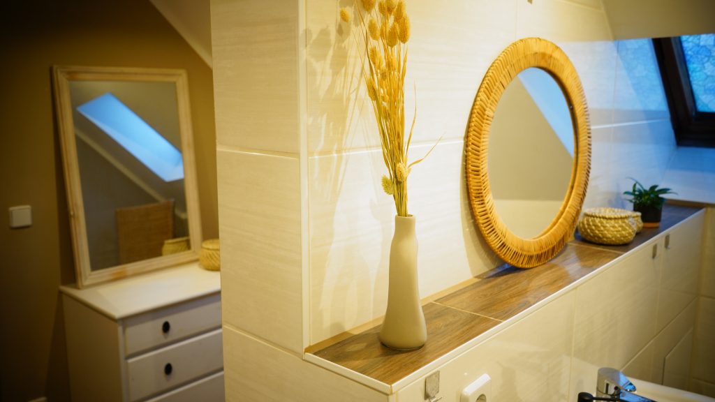 Detail des Bads, mit Spiegel und Accessoires