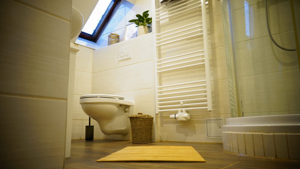 Toilette mit Badvorleger aus Bambus