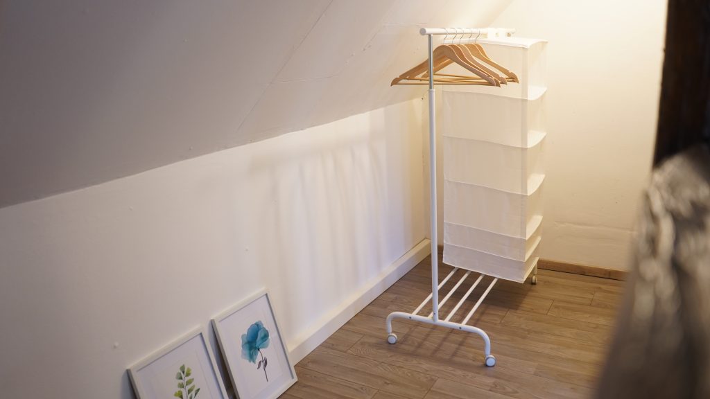 Begehbarer Kleiderschrank im Schlafzimmer des Fereinapartments