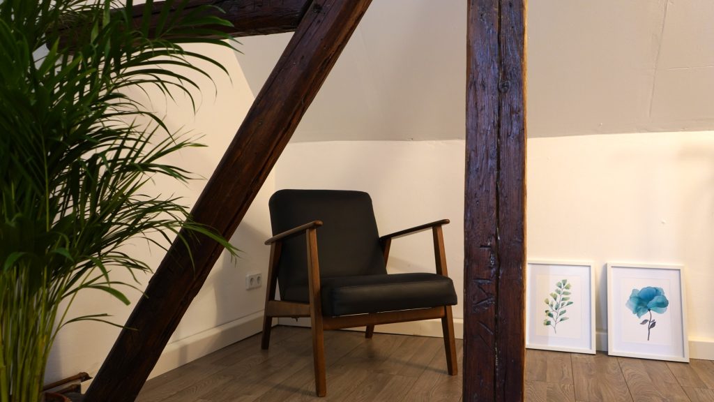Stylischer Stuhl in Ecke des Schlafzimmers in der Ferienwohnung